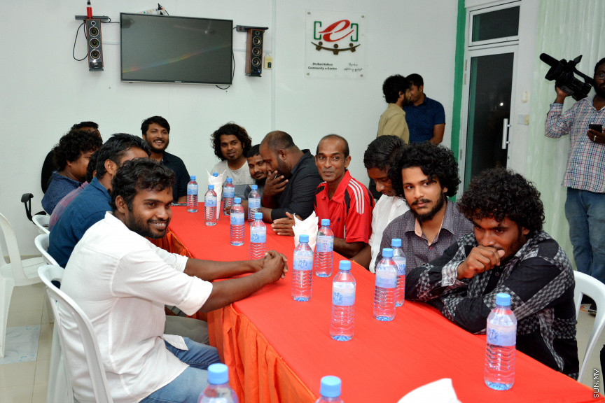 މާޗް 17، 2019: ކުރިއަށް އޮތް ރައްޔިތުންގެ މަޖިލީހުގެ އިންތިހާބުގައި މީދޫ ދާއިރާ އަށް ވާދަކުރައްވާ އެމްޑީއޭގެ ލީޑަރު އަހުމަދު ސިޔާމް މުހައްމަދު ދ. ބަނޑިދޫއަށް ވަޑައިގަތުން -- ސަން ފޮޓޯ/ ފަޔާޒު މޫސާ