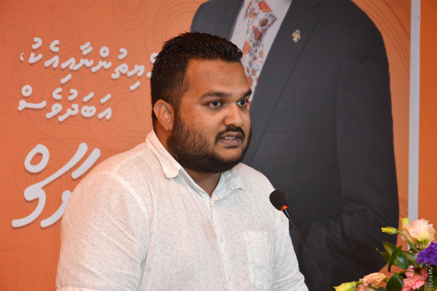 މާޗް 17، 2019: ކުރިއަށް އޮތް ރައްޔިތުންގެ މަޖިލީހުގެ އިންތިހާބުގައި މީދޫ ދާއިރާ އަށް ވާދަކުރައްވާ އެމްޑީއޭގެ ލީޑަރު އަހުމަދު ސިޔާމް މުހައްމަދު ދ. ބަނޑިދޫއަށް ވަޑައިގަތުން -- ސަން ފޮޓޯ/ ފަޔާޒު މޫސާ