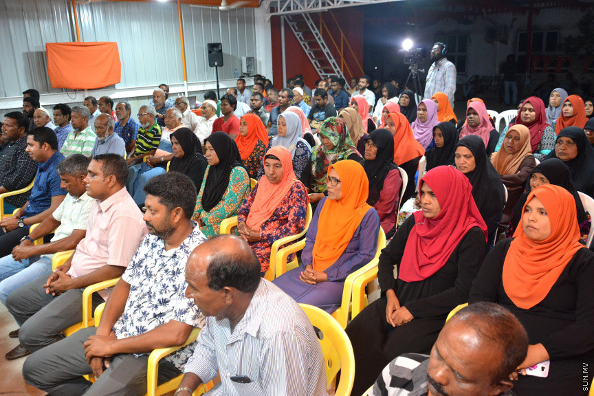 މާޗް 17، 2019: ކުރިއަށް އޮތް ރައްޔިތުންގެ މަޖިލީހުގެ އިންތިހާބުގައި މީދޫ ދާއިރާ އަށް ވާދަކުރައްވާ އެމްޑީއޭގެ ލީޑަރު އަހުމަދު ސިޔާމް މުހައްމަދު ދ. ބަނޑިދޫއަށް ވަޑައިގަތުން -- ސަން ފޮޓޯ/ ފަޔާޒު މޫސާ