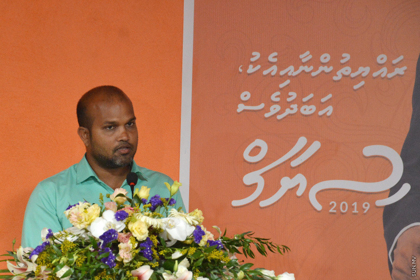 މާޗް 17، 2019: ކުރިއަށް އޮތް ރައްޔިތުންގެ މަޖިލީހުގެ އިންތިހާބުގައި މީދޫ ދާއިރާ އަށް ވާދަކުރައްވާ އެމްޑީއޭގެ ލީޑަރު އަހުމަދު ސިޔާމް މުހައްމަދު ދ. ބަނޑިދޫއަށް ވަޑައިގަތުން -- ސަން ފޮޓޯ/ ފަޔާޒު މޫސާ
