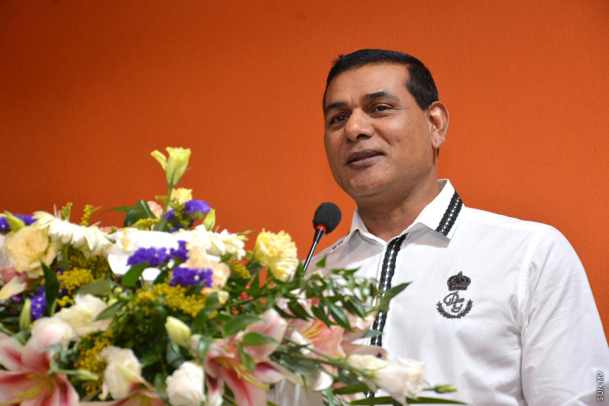 މާޗް 17، 2019: ކުރިއަށް އޮތް ރައްޔިތުންގެ މަޖިލީހުގެ އިންތިހާބުގައި މީދޫ ދާއިރާ އަށް ވާދަކުރައްވާ އެމްޑީއޭގެ ލީޑަރު އަހުމަދު ސިޔާމް މުހައްމަދު ދ. ބަނޑިދޫއަށް ވަޑައިގަތުން -- ސަން ފޮޓޯ/ ފަޔާޒު މޫސާ
