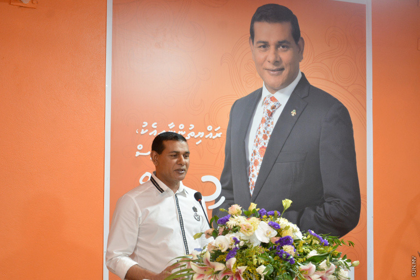 މާޗް 17، 2019: ކުރިއަށް އޮތް ރައްޔިތުންގެ މަޖިލީހުގެ އިންތިހާބުގައި މީދޫ ދާއިރާ އަށް ވާދަކުރައްވާ އެމްޑީއޭގެ ލީޑަރު އަހުމަދު ސިޔާމް މުހައްމަދު ދ. ބަނޑިދޫއަށް ވަޑައިގަތުން -- ސަން ފޮޓޯ/ ފަޔާޒު މޫސާ