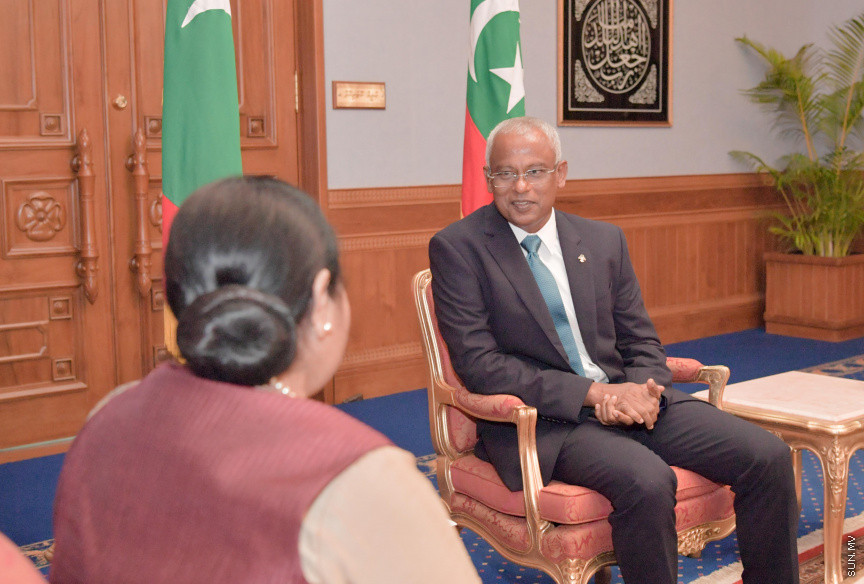 އިންޑިއާގެ އެކްސްޓާނަލް އެފެއަރޒް މިނިސްޓަރ  ސުޝްމާ ސުވަރާޖު ރާއްޖެއަށް ކުރެއްވި ދަތުރުފުޅުގެ ތެރެއިން: މިދަތުރު ފުޅުގައި އެކަމަނާ ވަނީ ރައީސް އިބްރާހިމް މުހައްމަދު ސޯލިހާއި ރައްޔިތުންގެ މަޖިލީހުގެ ރައީސް ގާސިމް އިބްރާހިމް އަށް އިޙްތިރާމުގެ ޒިޔާރަތެއް ކުރައްވާފަ -- ފޮޓޯ/ ރައީސް އޮފީސް
