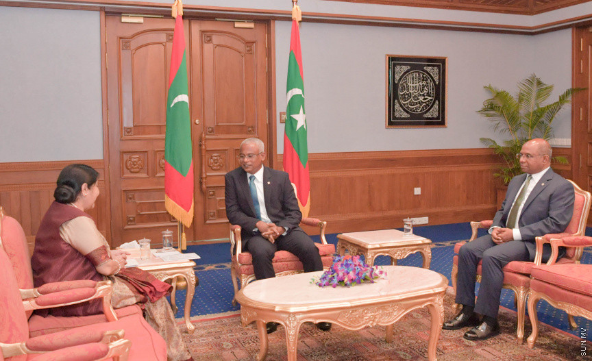 އިންޑިއާގެ އެކްސްޓާނަލް އެފެއަރޒް މިނިސްޓަރ  ސުޝްމާ ސުވަރާޖު ރާއްޖެއަށް ކުރެއްވި ދަތުރުފުޅުގެ ތެރެއިން: މިދަތުރު ފުޅުގައި އެކަމަނާ ވަނީ ރައީސް އިބްރާހިމް މުހައްމަދު ސޯލިހާއި ރައްޔިތުންގެ މަޖިލީހުގެ ރައީސް ގާސިމް އިބްރާހިމް އަށް އިޙްތިރާމުގެ ޒިޔާރަތެއް ކުރައްވާފަ -- ފޮޓޯ/ ރައީސް އޮފީސް