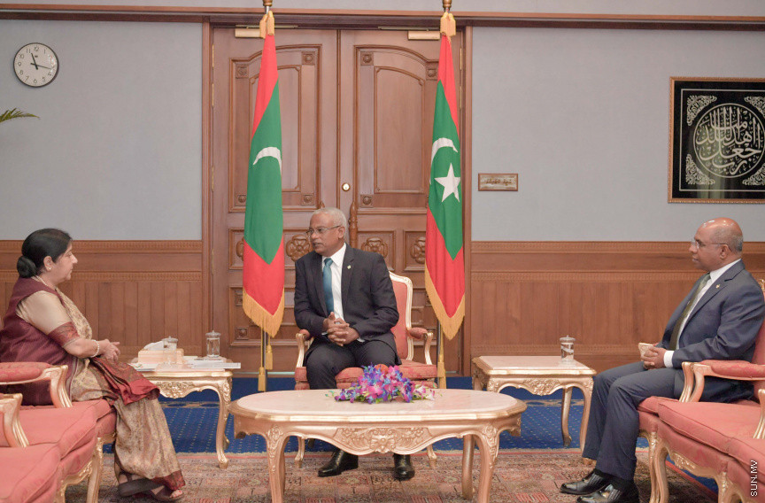 އިންޑިއާގެ އެކްސްޓާނަލް އެފެއަރޒް މިނިސްޓަރ  ސުޝްމާ ސުވަރާޖު ރާއްޖެއަށް ކުރެއްވި ދަތުރުފުޅުގެ ތެރެއިން: މިދަތުރު ފުޅުގައި އެކަމަނާ ވަނީ ރައީސް އިބްރާހިމް މުހައްމަދު ސޯލިހާއި ރައްޔިތުންގެ މަޖިލީހުގެ ރައީސް ގާސިމް އިބްރާހިމް އަށް އިޙްތިރާމުގެ ޒިޔާރަތެއް ކުރައްވާފަ -- ފޮޓޯ/ ރައީސް އޮފީސް