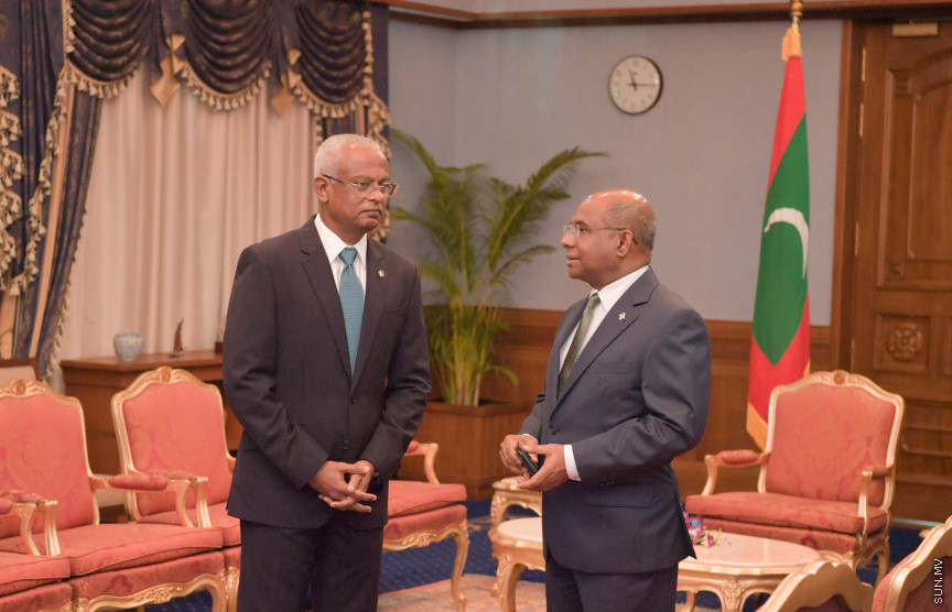 އިންޑިއާގެ އެކްސްޓާނަލް އެފެއަރޒް މިނިސްޓަރ  ސުޝްމާ ސުވަރާޖު ރާއްޖެއަށް ކުރެއްވި ދަތުރުފުޅުގެ ތެރެއިން: މިދަތުރު ފުޅުގައި އެކަމަނާ ވަނީ ރައީސް އިބްރާހިމް މުހައްމަދު ސޯލިހާއި ރައްޔިތުންގެ މަޖިލީހުގެ ރައީސް ގާސިމް އިބްރާހިމް އަށް އިޙްތިރާމުގެ ޒިޔާރަތެއް ކުރައްވާފަ -- ފޮޓޯ/ ރައީސް އޮފީސް