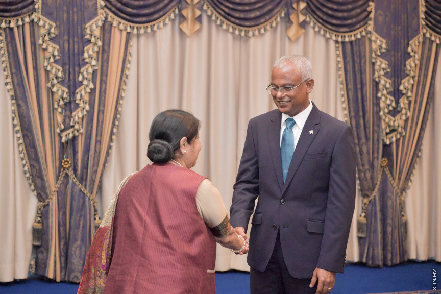 އިންޑިއާގެ އެކްސްޓާނަލް އެފެއަރޒް މިނިސްޓަރ  ސުޝްމާ ސުވަރާޖު ރާއްޖެއަށް ކުރެއްވި ދަތުރުފުޅުގެ ތެރެއިން: މިދަތުރު ފުޅުގައި އެކަމަނާ ވަނީ ރައީސް އިބްރާހިމް މުހައްމަދު ސޯލިހާއި ރައްޔިތުންގެ މަޖިލީހުގެ ރައީސް ގާސިމް އިބްރާހިމް އަށް އިޙްތިރާމުގެ ޒިޔާރަތެއް ކުރައްވާފަ -- ފޮޓޯ/ ރައީސް އޮފީސް
