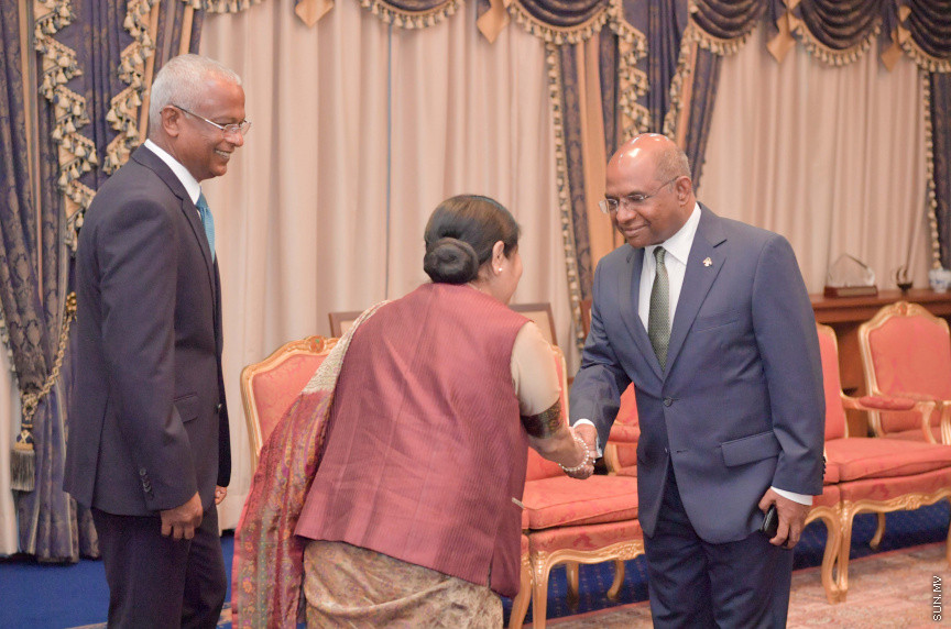 އިންޑިއާގެ އެކްސްޓާނަލް އެފެއަރޒް މިނިސްޓަރ  ސުޝްމާ ސުވަރާޖު ރާއްޖެއަށް ކުރެއްވި ދަތުރުފުޅުގެ ތެރެއިން: މިދަތުރު ފުޅުގައި އެކަމަނާ ވަނީ ރައީސް އިބްރާހިމް މުހައްމަދު ސޯލިހާއި ރައްޔިތުންގެ މަޖިލީހުގެ ރައީސް ގާސިމް އިބްރާހިމް އަށް އިޙްތިރާމުގެ ޒިޔާރަތެއް ކުރައްވާފަ -- ފޮޓޯ/ ރައީސް އޮފީސް