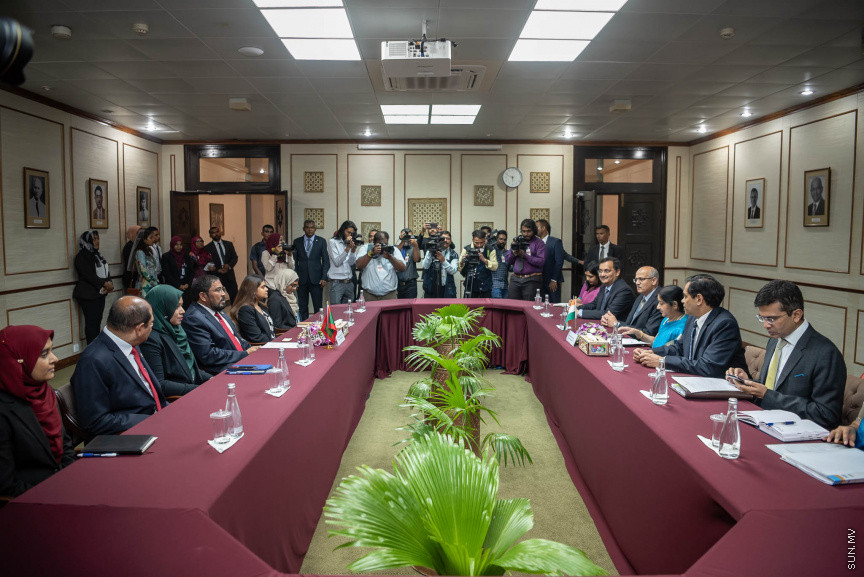 އިންޑިއާގެ އެކްސްޓާނަލް އެފެއަރޒް މިނިސްޓަރ  ސުޝްމާ ސުވަރާޖު ރާއްޖެއަށް ކުރެއްވި ދަތުރުފުޅުގެ ތެރެއިން: މިދަތުރު ފުޅުގައި އެކަމަނާ ވަނީ ރައީސް އިބްރާހިމް މުހައްމަދު ސޯލިހާއި ރައްޔިތުންގެ މަޖިލީހުގެ ރައީސް ގާސިމް އިބްރާހިމް އަށް އިޙްތިރާމުގެ ޒިޔާރަތެއް ކުރައްވާފަ -- ފޮޓޯ/ ރައީސް އޮފީސް