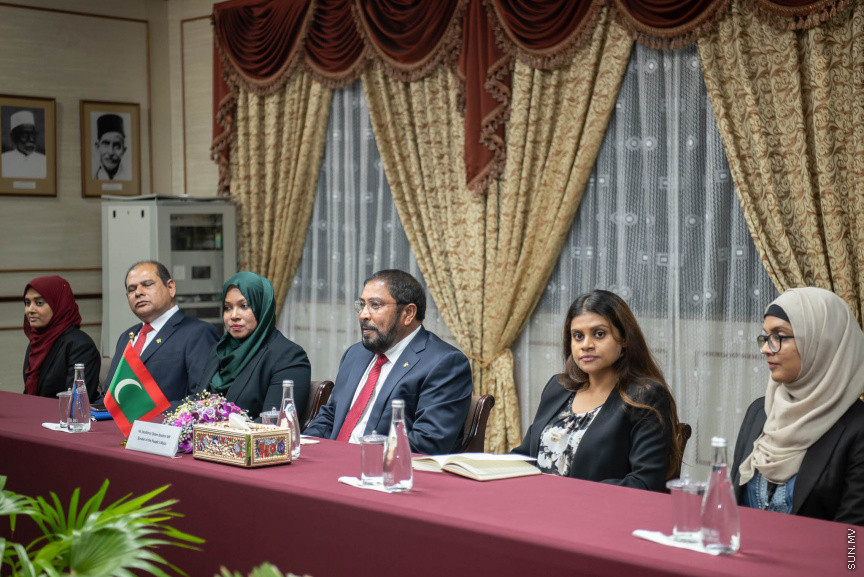 އިންޑިއާގެ އެކްސްޓާނަލް އެފެއަރޒް މިނިސްޓަރ  ސުޝްމާ ސުވަރާޖު ރާއްޖެއަށް ކުރެއްވި ދަތުރުފުޅުގެ ތެރެއިން: މިދަތުރު ފުޅުގައި އެކަމަނާ ވަނީ ރައީސް އިބްރާހިމް މުހައްމަދު ސޯލިހާއި ރައްޔިތުންގެ މަޖިލީހުގެ ރައީސް ގާސިމް އިބްރާހިމް އަށް އިޙްތިރާމުގެ ޒިޔާރަތެއް ކުރައްވާފަ -- ފޮޓޯ/ ރައީސް އޮފީސް