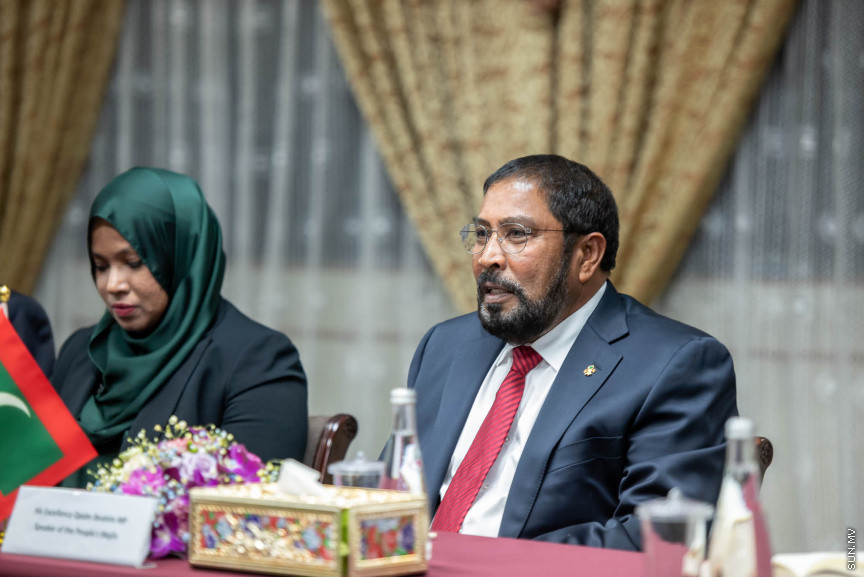 އިންޑިއާގެ އެކްސްޓާނަލް އެފެއަރޒް މިނިސްޓަރ  ސުޝްމާ ސުވަރާޖު ރާއްޖެއަށް ކުރެއްވި ދަތުރުފުޅުގެ ތެރެއިން: މިދަތުރު ފުޅުގައި އެކަމަނާ ވަނީ ރައީސް އިބްރާހިމް މުހައްމަދު ސޯލިހާއި ރައްޔިތުންގެ މަޖިލީހުގެ ރައީސް ގާސިމް އިބްރާހިމް އަށް އިޙްތިރާމުގެ ޒިޔާރަތެއް ކުރައްވާފަ -- ފޮޓޯ/ ރައީސް އޮފީސް