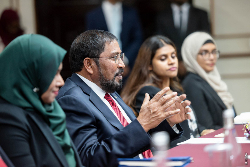 އިންޑިއާގެ އެކްސްޓާނަލް އެފެއަރޒް މިނިސްޓަރ  ސުޝްމާ ސުވަރާޖު ރާއްޖެއަށް ކުރެއްވި ދަތުރުފުޅުގެ ތެރެއިން: މިދަތުރު ފުޅުގައި އެކަމަނާ ވަނީ ރައީސް އިބްރާހިމް މުހައްމަދު ސޯލިހާއި ރައްޔިތުންގެ މަޖިލީހުގެ ރައީސް ގާސިމް އިބްރާހިމް އަށް އިޙްތިރާމުގެ ޒިޔާރަތެއް ކުރައްވާފަ -- ފޮޓޯ/ ރައީސް އޮފީސް