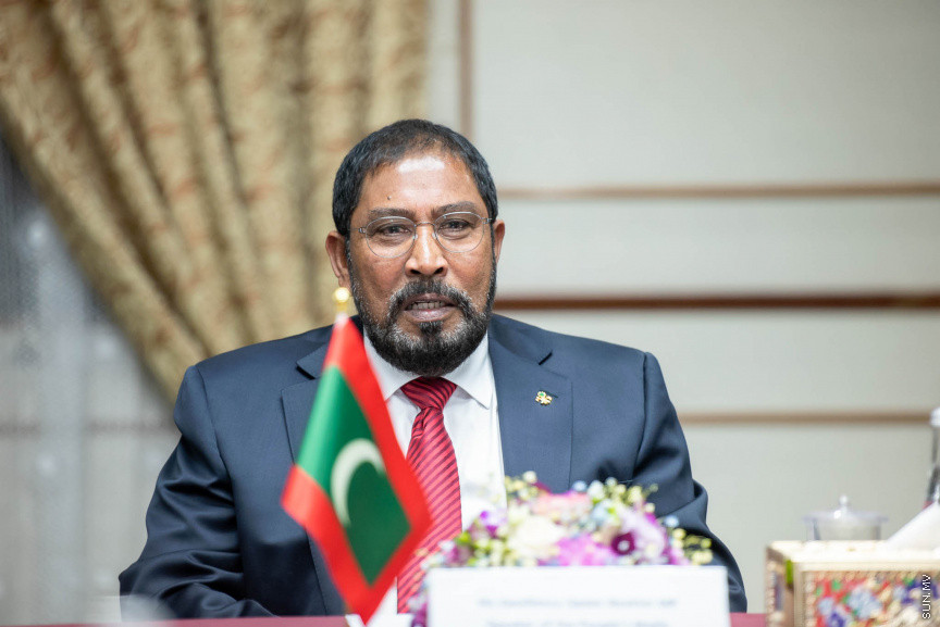 އިންޑިއާގެ އެކްސްޓާނަލް އެފެއަރޒް މިނިސްޓަރ  ސުޝްމާ ސުވަރާޖު ރާއްޖެއަށް ކުރެއްވި ދަތުރުފުޅުގެ ތެރެއިން: މިދަތުރު ފުޅުގައި އެކަމަނާ ވަނީ ރައީސް އިބްރާހިމް މުހައްމަދު ސޯލިހާއި ރައްޔިތުންގެ މަޖިލީހުގެ ރައީސް ގާސިމް އިބްރާހިމް އަށް އިޙްތިރާމުގެ ޒިޔާރަތެއް ކުރައްވާފަ -- ފޮޓޯ/ ރައީސް އޮފީސް