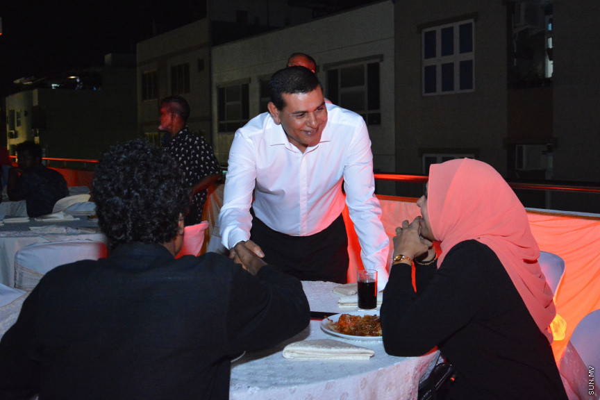 މާލޭގައި ދިރިއުޅޭ މީދޫ ދާއިރާގެ ރައްޔިތުންނާ އެމްޑީއޭގެ ލީޑަރު އަދި ރައްޔިތުން މަޖިލީހުގެ އެ ދާއިރާގެ މިހާރުގެ މެންބަރު އަހްމަދު ސިޔާމް މުހައްމަދު ބައްދަލުކުރެއްވުން -- ސަން ފޮޓޯ/ އަހުމަދު އަވްޝަން އިލްޔާސް