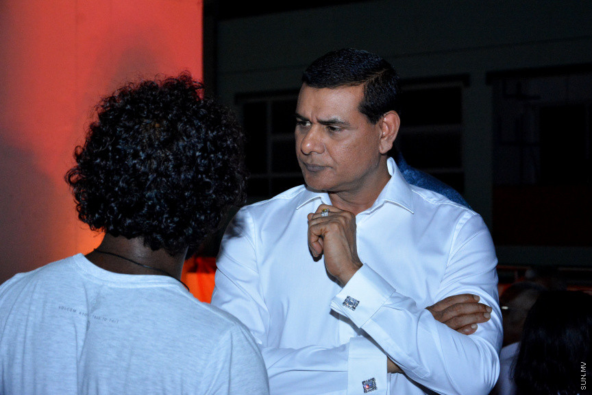 މާލޭގައި ދިރިއުޅޭ މީދޫ ދާއިރާގެ ރައްޔިތުންނާ އެމްޑީއޭގެ ލީޑަރު އަދި ރައްޔިތުން މަޖިލީހުގެ އެ ދާއިރާގެ މިހާރުގެ މެންބަރު އަހްމަދު ސިޔާމް މުހައްމަދު ބައްދަލުކުރެއްވުން -- ސަން ފޮޓޯ/ އަހުމަދު އަވްޝަން އިލްޔާސް
