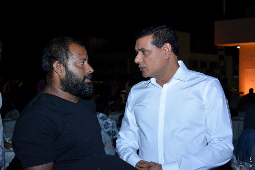 މާލޭގައި ދިރިއުޅޭ މީދޫ ދާއިރާގެ ރައްޔިތުންނާ އެމްޑީއޭގެ ލީޑަރު އަދި ރައްޔިތުން މަޖިލީހުގެ އެ ދާއިރާގެ މިހާރުގެ މެންބަރު އަހްމަދު ސިޔާމް މުހައްމަދު ބައްދަލުކުރެއްވުން -- ސަން ފޮޓޯ/ އަހުމަދު އަވްޝަން އިލްޔާސް