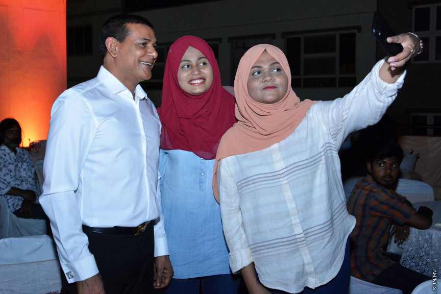 މާލޭގައި ދިރިއުޅޭ މީދޫ ދާއިރާގެ ރައްޔިތުންނާ އެމްޑީއޭގެ ލީޑަރު އަދި ރައްޔިތުން މަޖިލީހުގެ އެ ދާއިރާގެ މިހާރުގެ މެންބަރު އަހްމަދު ސިޔާމް މުހައްމަދު ބައްދަލުކުރެއްވުން -- ސަން ފޮޓޯ/ އަހުމަދު އަވްޝަން އިލްޔާސް