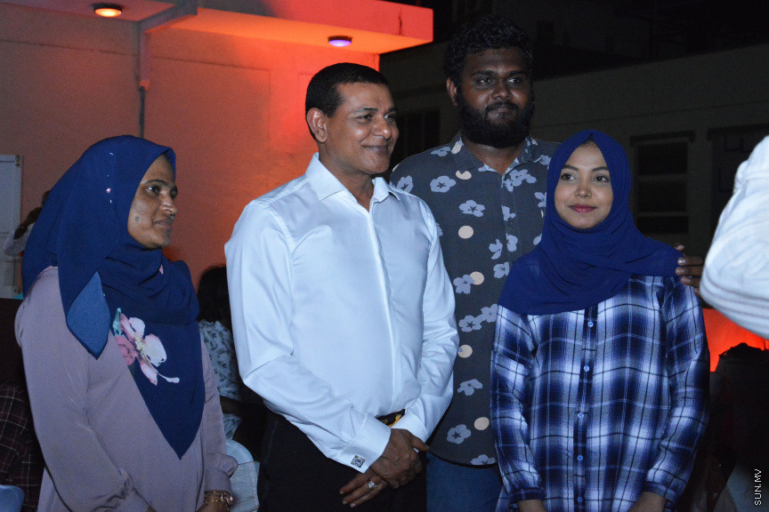މާލޭގައި ދިރިއުޅޭ މީދޫ ދާއިރާގެ ރައްޔިތުންނާ އެމްޑީއޭގެ ލީޑަރު އަދި ރައްޔިތުން މަޖިލީހުގެ އެ ދާއިރާގެ މިހާރުގެ މެންބަރު އަހްމަދު ސިޔާމް މުހައްމަދު ބައްދަލުކުރެއްވުން -- ސަން ފޮޓޯ/ އަހުމަދު އަވްޝަން އިލްޔާސް