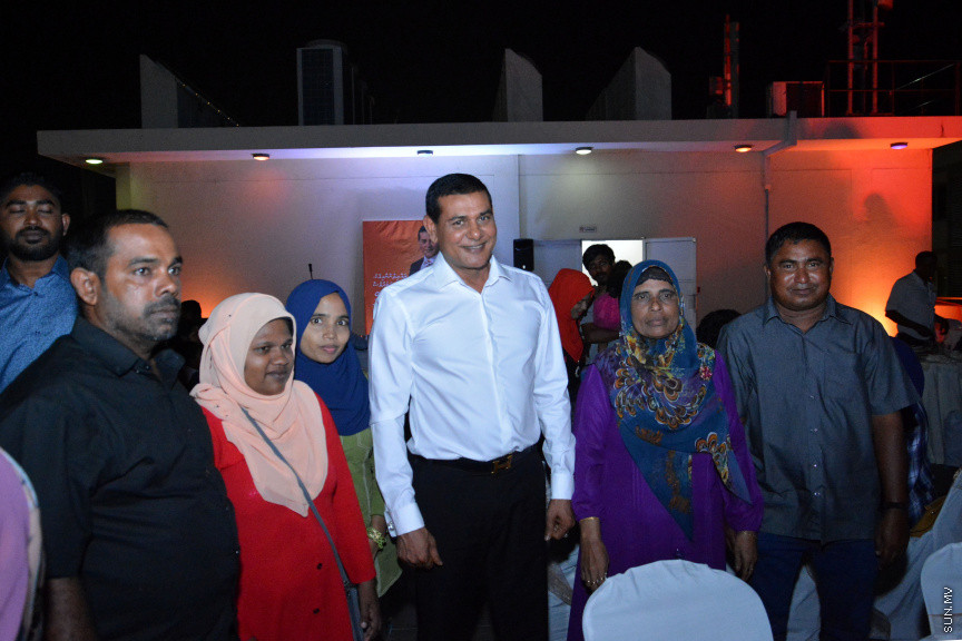 މާލޭގައި ދިރިއުޅޭ މީދޫ ދާއިރާގެ ރައްޔިތުންނާ އެމްޑީއޭގެ ލީޑަރު އަދި ރައްޔިތުން މަޖިލީހުގެ އެ ދާއިރާގެ މިހާރުގެ މެންބަރު އަހްމަދު ސިޔާމް މުހައްމަދު ބައްދަލުކުރެއްވުން -- ސަން ފޮޓޯ/ އަހުމަދު އަވްޝަން އިލްޔާސް