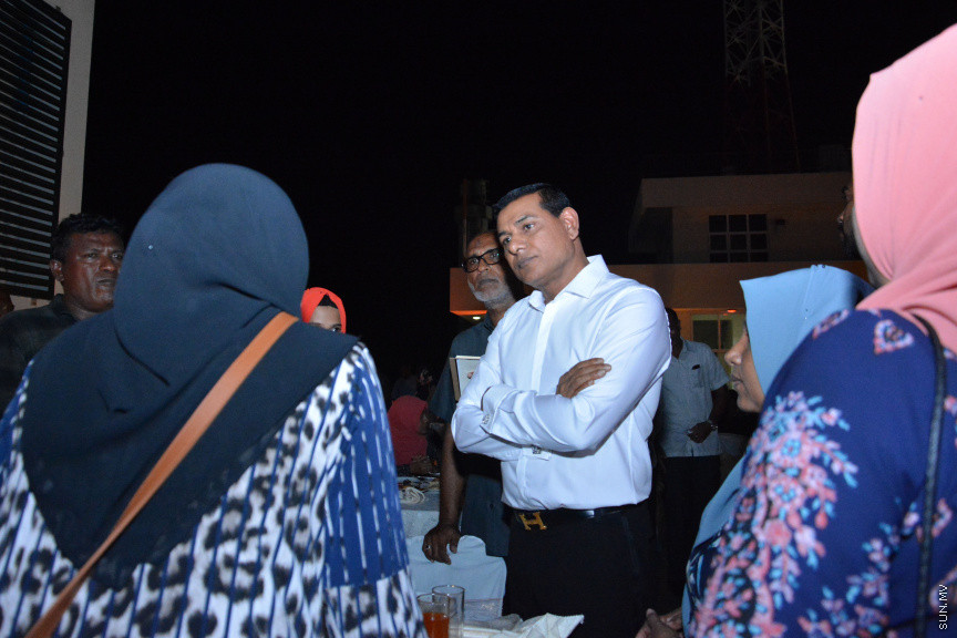 މާލޭގައި ދިރިއުޅޭ މީދޫ ދާއިރާގެ ރައްޔިތުންނާ އެމްޑީއޭގެ ލީޑަރު އަދި ރައްޔިތުން މަޖިލީހުގެ އެ ދާއިރާގެ މިހާރުގެ މެންބަރު އަހްމަދު ސިޔާމް މުހައްމަދު ބައްދަލުކުރެއްވުން -- ސަން ފޮޓޯ/ އަހުމަދު އަވްޝަން އިލްޔާސް