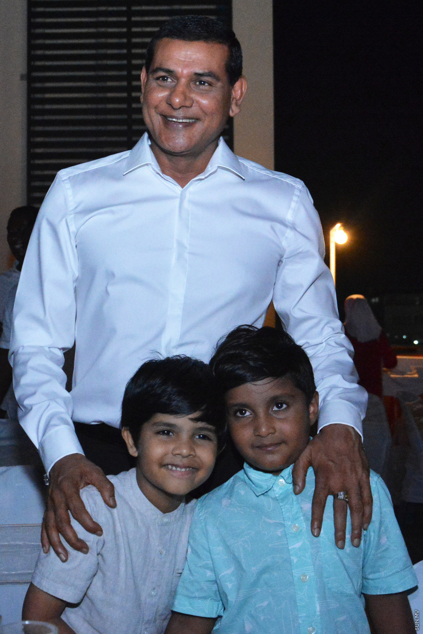 މާލޭގައި ދިރިއުޅޭ މީދޫ ދާއިރާގެ ރައްޔިތުންނާ އެމްޑީއޭގެ ލީޑަރު އަދި ރައްޔިތުން މަޖިލީހުގެ އެ ދާއިރާގެ މިހާރުގެ މެންބަރު އަހްމަދު ސިޔާމް މުހައްމަދު ބައްދަލުކުރެއްވުން -- ސަން ފޮޓޯ/ އަހުމަދު އަވްޝަން އިލްޔާސް