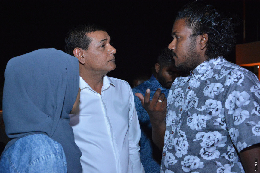 މާލޭގައި ދިރިއުޅޭ މީދޫ ދާއިރާގެ ރައްޔިތުންނާ އެމްޑީއޭގެ ލީޑަރު އަދި ރައްޔިތުން މަޖިލީހުގެ އެ ދާއިރާގެ މިހާރުގެ މެންބަރު އަހްމަދު ސިޔާމް މުހައްމަދު ބައްދަލުކުރެއްވުން -- ސަން ފޮޓޯ/ އަހުމަދު އަވްޝަން އިލްޔާސް