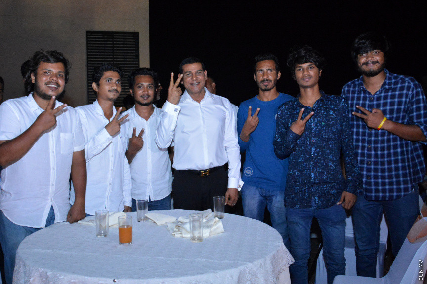 މާލޭގައި ދިރިއުޅޭ މީދޫ ދާއިރާގެ ރައްޔިތުންނާ އެމްޑީއޭގެ ލީޑަރު އަދި ރައްޔިތުން މަޖިލީހުގެ އެ ދާއިރާގެ މިހާރުގެ މެންބަރު އަހްމަދު ސިޔާމް މުހައްމަދު ބައްދަލުކުރެއްވުން -- ސަން ފޮޓޯ/ އަހުމަދު އަވްޝަން އިލްޔާސް