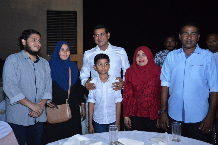 މާލޭގައި ދިރިއުޅޭ މީދޫ ދާއިރާގެ ރައްޔިތުންނާ އެމްޑީއޭގެ ލީޑަރު އަދި ރައްޔިތުން މަޖިލީހުގެ އެ ދާއިރާގެ މިހާރުގެ މެންބަރު އަހްމަދު ސިޔާމް މުހައްމަދު ބައްދަލުކުރެއްވުން -- ސަން ފޮޓޯ/ އަހުމަދު އަވްޝަން އިލްޔާސް