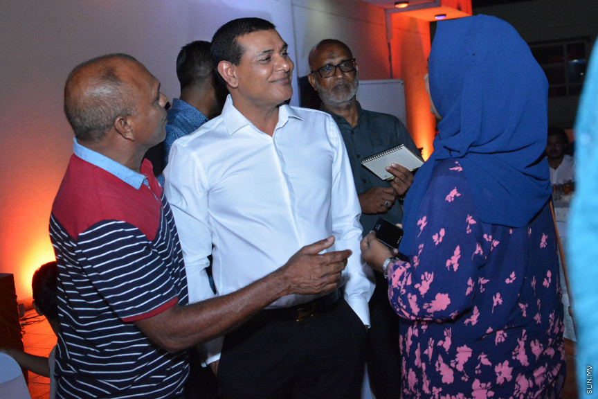 މާލޭގައި ދިރިއުޅޭ މީދޫ ދާއިރާގެ ރައްޔިތުންނާ އެމްޑީއޭގެ ލީޑަރު އަދި ރައްޔިތުން މަޖިލީހުގެ އެ ދާއިރާގެ މިހާރުގެ މެންބަރު އަހްމަދު ސިޔާމް މުހައްމަދު ބައްދަލުކުރެއްވުން -- ސަން ފޮޓޯ/ އަހުމަދު އަވްޝަން އިލްޔާސް