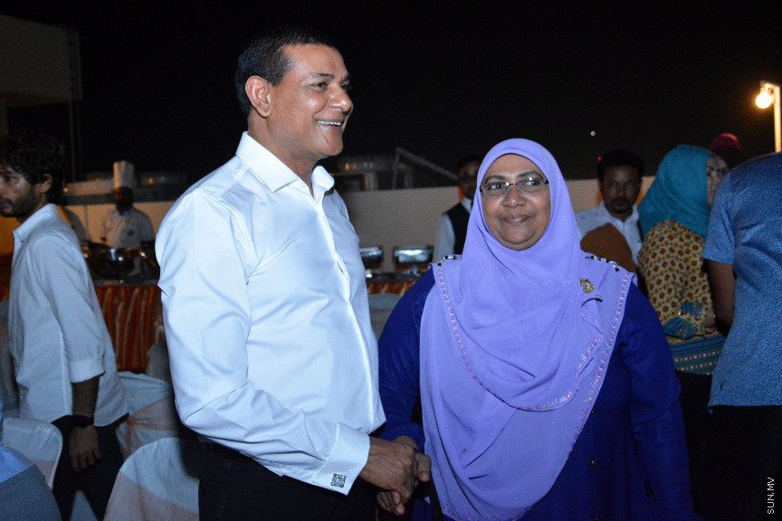 މާލޭގައި ދިރިއުޅޭ މީދޫ ދާއިރާގެ ރައްޔިތުންނާ އެމްޑީއޭގެ ލީޑަރު އަދި ރައްޔިތުން މަޖިލީހުގެ އެ ދާއިރާގެ މިހާރުގެ މެންބަރު އަހްމަދު ސިޔާމް މުހައްމަދު ބައްދަލުކުރެއްވުން -- ސަން ފޮޓޯ/ އަހުމަދު އަވްޝަން އިލްޔާސް