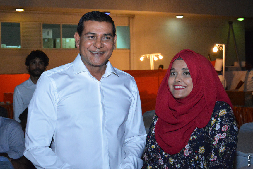 މާލޭގައި ދިރިއުޅޭ މީދޫ ދާއިރާގެ ރައްޔިތުންނާ އެމްޑީއޭގެ ލީޑަރު އަދި ރައްޔިތުން މަޖިލީހުގެ އެ ދާއިރާގެ މިހާރުގެ މެންބަރު އަހްމަދު ސިޔާމް މުހައްމަދު ބައްދަލުކުރެއްވުން -- ސަން ފޮޓޯ/ އަހުމަދު އަވްޝަން އިލްޔާސް