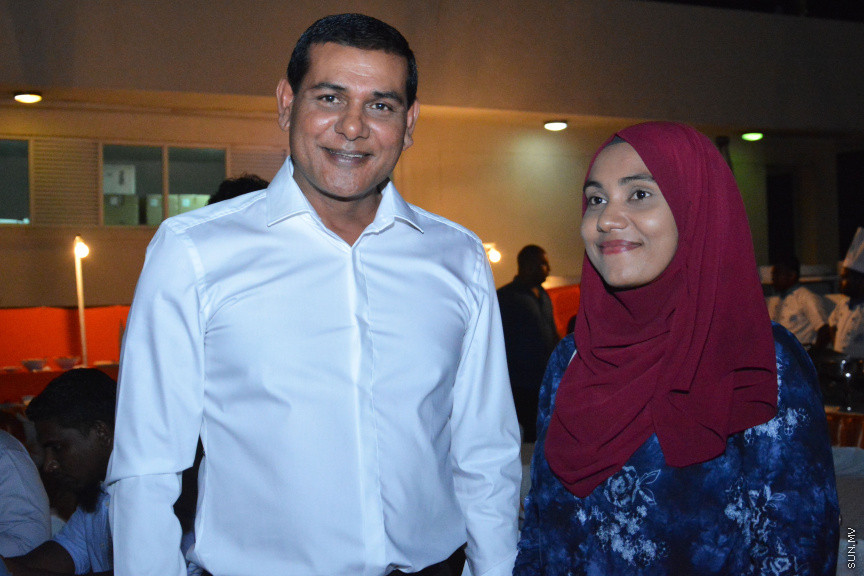މާލޭގައި ދިރިއުޅޭ މީދޫ ދާއިރާގެ ރައްޔިތުންނާ އެމްޑީއޭގެ ލީޑަރު އަދި ރައްޔިތުން މަޖިލީހުގެ އެ ދާއިރާގެ މިހާރުގެ މެންބަރު އަހްމަދު ސިޔާމް މުހައްމަދު ބައްދަލުކުރެއްވުން -- ސަން ފޮޓޯ/ އަހުމަދު އަވްޝަން އިލްޔާސް