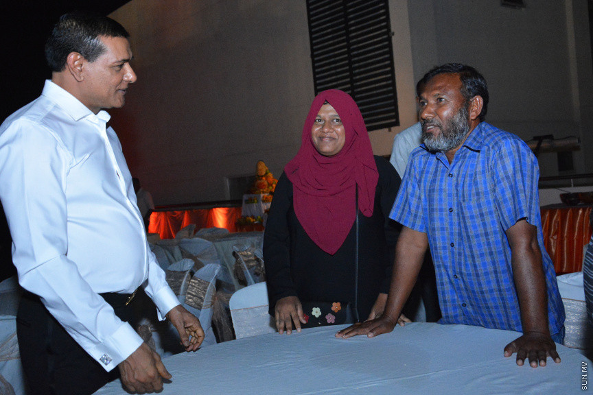 މާލޭގައި ދިރިއުޅޭ މީދޫ ދާއިރާގެ ރައްޔިތުންނާ އެމްޑީއޭގެ ލީޑަރު އަދި ރައްޔިތުން މަޖިލީހުގެ އެ ދާއިރާގެ މިހާރުގެ މެންބަރު އަހްމަދު ސިޔާމް މުހައްމަދު ބައްދަލުކުރެއްވުން -- ސަން ފޮޓޯ/ އަހުމަދު އަވްޝަން އިލްޔާސް
