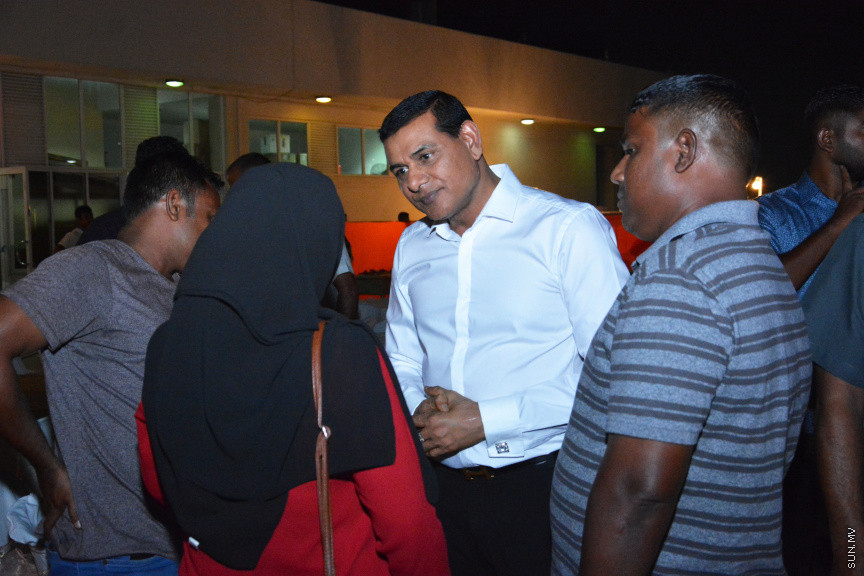މާލޭގައި ދިރިއުޅޭ މީދޫ ދާއިރާގެ ރައްޔިތުންނާ އެމްޑީއޭގެ ލީޑަރު އަދި ރައްޔިތުން މަޖިލީހުގެ އެ ދާއިރާގެ މިހާރުގެ މެންބަރު އަހްމަދު ސިޔާމް މުހައްމަދު ބައްދަލުކުރެއްވުން -- ސަން ފޮޓޯ/ އަހުމަދު އަވްޝަން އިލްޔާސް