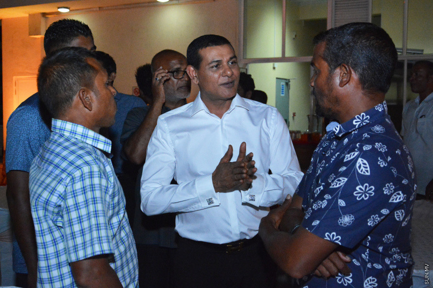 މާލޭގައި ދިރިއުޅޭ މީދޫ ދާއިރާގެ ރައްޔިތުންނާ އެމްޑީއޭގެ ލީޑަރު އަދި ރައްޔިތުން މަޖިލީހުގެ އެ ދާއިރާގެ މިހާރުގެ މެންބަރު އަހްމަދު ސިޔާމް މުހައްމަދު ބައްދަލުކުރެއްވުން -- ސަން ފޮޓޯ/ އަހުމަދު އަވްޝަން އިލްޔާސް