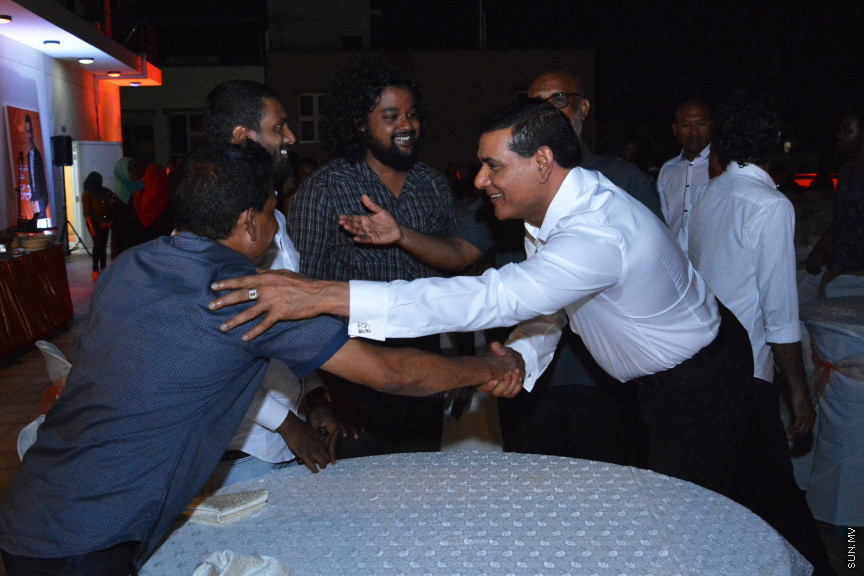 މާލޭގައި ދިރިއުޅޭ މީދޫ ދާއިރާގެ ރައްޔިތުންނާ އެމްޑީއޭގެ ލީޑަރު އަދި ރައްޔިތުން މަޖިލީހުގެ އެ ދާއިރާގެ މިހާރުގެ މެންބަރު އަހްމަދު ސިޔާމް މުހައްމަދު ބައްދަލުކުރެއްވުން -- ސަން ފޮޓޯ/ އަހުމަދު އަވްޝަން އިލްޔާސް