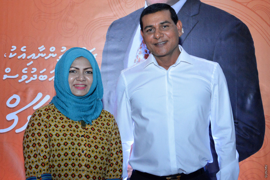 މާލޭގައި ދިރިއުޅޭ މީދޫ ދާއިރާގެ ރައްޔިތުންނާ އެމްޑީއޭގެ ލީޑަރު އަދި ރައްޔިތުން މަޖިލީހުގެ އެ ދާއިރާގެ މިހާރުގެ މެންބަރު އަހްމަދު ސިޔާމް މުހައްމަދު ބައްދަލުކުރެއްވުން -- ސަން ފޮޓޯ/ އަހުމަދު އަވްޝަން އިލްޔާސް
