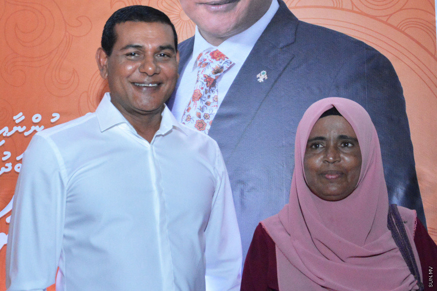 މާލޭގައި ދިރިއުޅޭ މީދޫ ދާއިރާގެ ރައްޔިތުންނާ އެމްޑީއޭގެ ލީޑަރު އަދި ރައްޔިތުން މަޖިލީހުގެ އެ ދާއިރާގެ މިހާރުގެ މެންބަރު އަހްމަދު ސިޔާމް މުހައްމަދު ބައްދަލުކުރެއްވުން -- ސަން ފޮޓޯ/ އަހުމަދު އަވްޝަން އިލްޔާސް