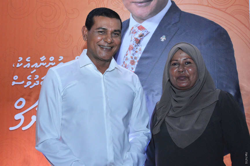 މާލޭގައި ދިރިއުޅޭ މީދޫ ދާއިރާގެ ރައްޔިތުންނާ އެމްޑީއޭގެ ލީޑަރު އަދި ރައްޔިތުން މަޖިލީހުގެ އެ ދާއިރާގެ މިހާރުގެ މެންބަރު އަހްމަދު ސިޔާމް މުހައްމަދު ބައްދަލުކުރެއްވުން -- ސަން ފޮޓޯ/ އަހުމަދު އަވްޝަން އިލްޔާސް