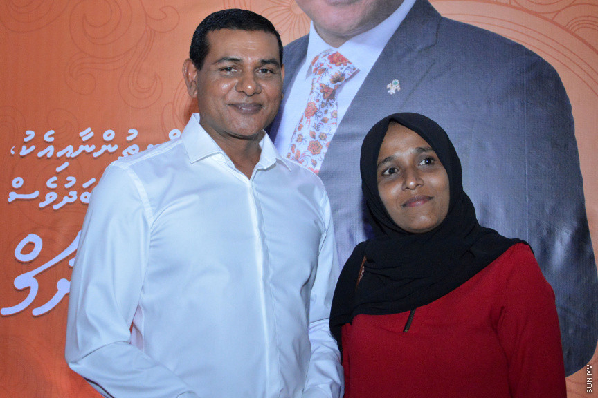 މާލޭގައި ދިރިއުޅޭ މީދޫ ދާއިރާގެ ރައްޔިތުންނާ އެމްޑީއޭގެ ލީޑަރު އަދި ރައްޔިތުން މަޖިލީހުގެ އެ ދާއިރާގެ މިހާރުގެ މެންބަރު އަހްމަދު ސިޔާމް މުހައްމަދު ބައްދަލުކުރެއްވުން -- ސަން ފޮޓޯ/ އަހުމަދު އަވްޝަން އިލްޔާސް