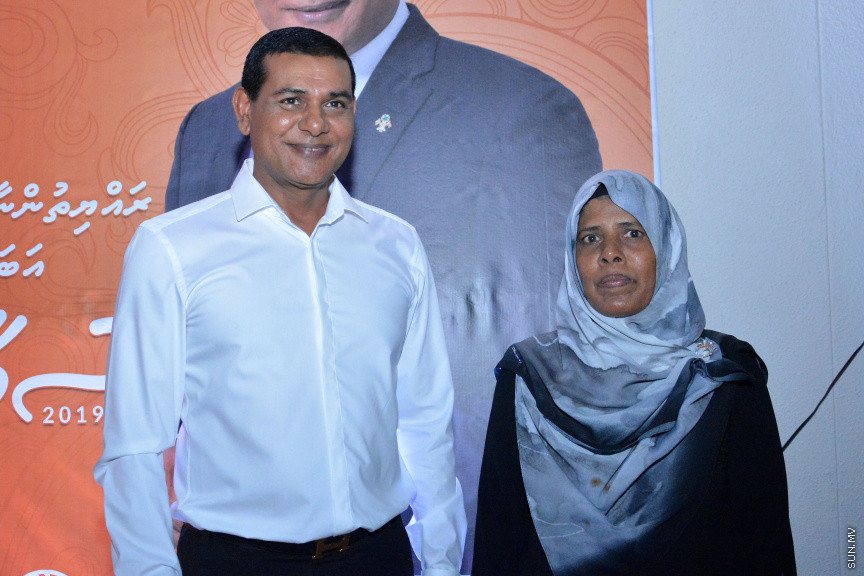 މާލޭގައި ދިރިއުޅޭ މީދޫ ދާއިރާގެ ރައްޔިތުންނާ އެމްޑީއޭގެ ލީޑަރު އަދި ރައްޔިތުން މަޖިލީހުގެ އެ ދާއިރާގެ މިހާރުގެ މެންބަރު އަހްމަދު ސިޔާމް މުހައްމަދު ބައްދަލުކުރެއްވުން -- ސަން ފޮޓޯ/ އަހުމަދު އަވްޝަން އިލްޔާސް