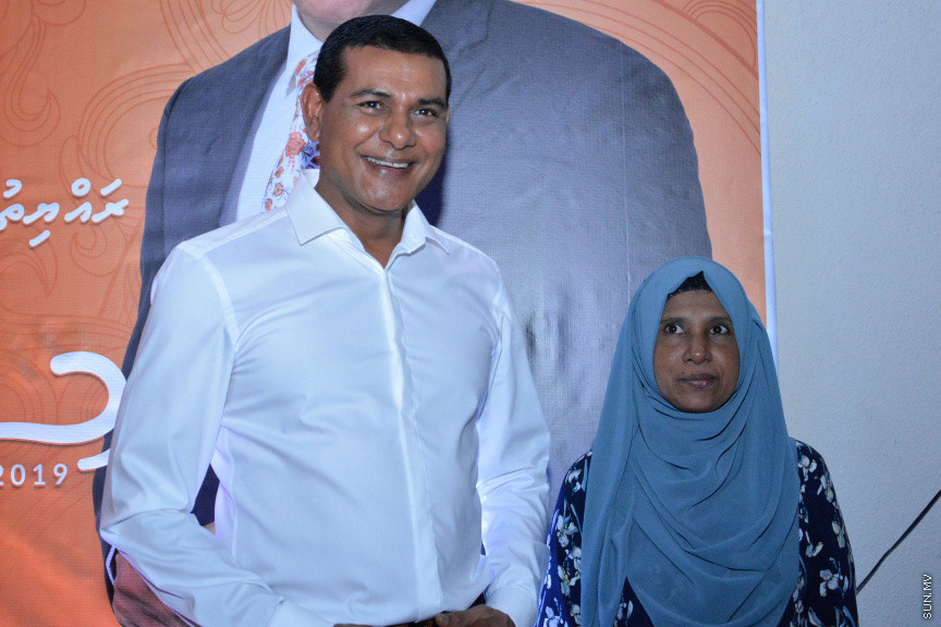 މާލޭގައި ދިރިއުޅޭ މީދޫ ދާއިރާގެ ރައްޔިތުންނާ އެމްޑީއޭގެ ލީޑަރު އަދި ރައްޔިތުން މަޖިލީހުގެ އެ ދާއިރާގެ މިހާރުގެ މެންބަރު އަހްމަދު ސިޔާމް މުހައްމަދު ބައްދަލުކުރެއްވުން -- ސަން ފޮޓޯ/ އަހުމަދު އަވްޝަން އިލްޔާސް