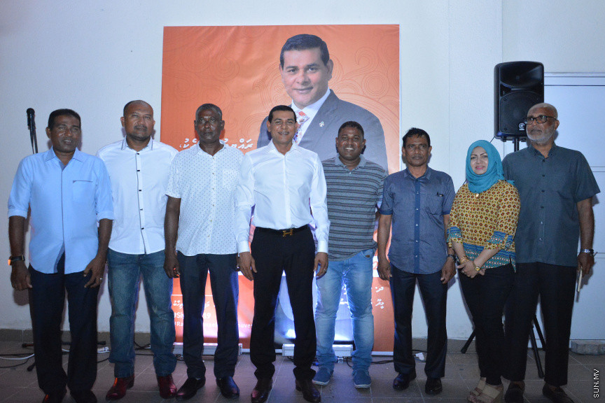 މާލޭގައި ދިރިއުޅޭ މީދޫ ދާއިރާގެ ރައްޔިތުންނާ އެމްޑީއޭގެ ލީޑަރު އަދި ރައްޔިތުން މަޖިލީހުގެ އެ ދާއިރާގެ މިހާރުގެ މެންބަރު އަހްމަދު ސިޔާމް މުހައްމަދު ބައްދަލުކުރެއްވުން -- ސަން ފޮޓޯ/ އަހުމަދު އަވްޝަން އިލްޔާސް