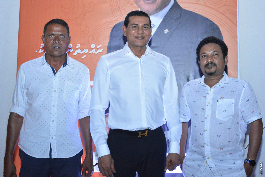މާލޭގައި ދިރިއުޅޭ މީދޫ ދާއިރާގެ ރައްޔިތުންނާ އެމްޑީއޭގެ ލީޑަރު އަދި ރައްޔިތުން މަޖިލީހުގެ އެ ދާއިރާގެ މިހާރުގެ މެންބަރު އަހްމަދު ސިޔާމް މުހައްމަދު ބައްދަލުކުރެއްވުން -- ސަން ފޮޓޯ/ އަހުމަދު އަވްޝަން އިލްޔާސް