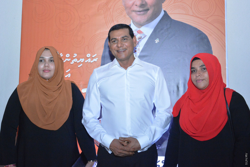 މާލޭގައި ދިރިއުޅޭ މީދޫ ދާއިރާގެ ރައްޔިތުންނާ އެމްޑީއޭގެ ލީޑަރު އަދި ރައްޔިތުން މަޖިލީހުގެ އެ ދާއިރާގެ މިހާރުގެ މެންބަރު އަހްމަދު ސިޔާމް މުހައްމަދު ބައްދަލުކުރެއްވުން -- ސަން ފޮޓޯ/ އަހުމަދު އަވްޝަން އިލްޔާސް