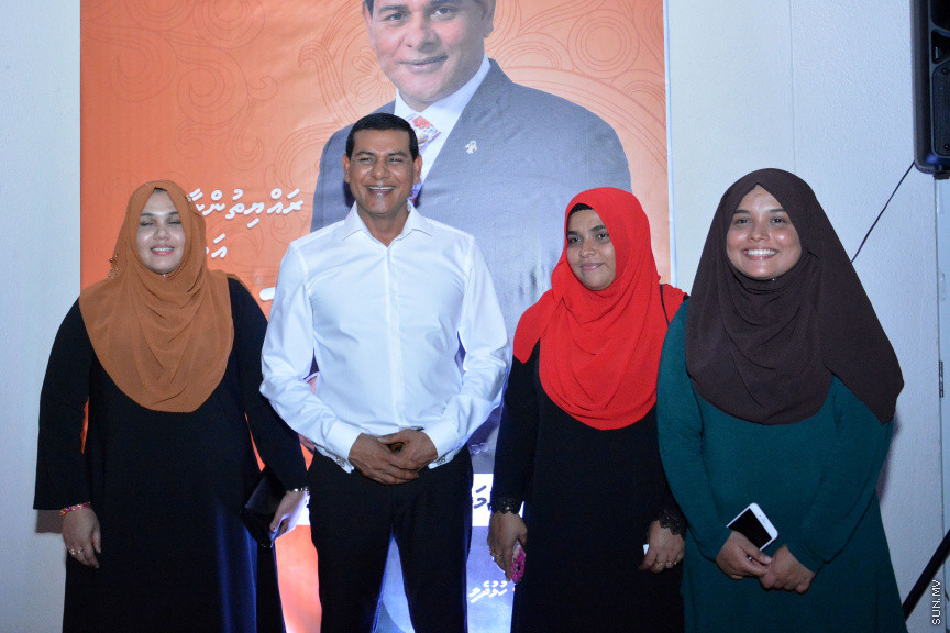މާލޭގައި ދިރިއުޅޭ މީދޫ ދާއިރާގެ ރައްޔިތުންނާ އެމްޑީއޭގެ ލީޑަރު އަދި ރައްޔިތުން މަޖިލީހުގެ އެ ދާއިރާގެ މިހާރުގެ މެންބަރު އަހްމަދު ސިޔާމް މުހައްމަދު ބައްދަލުކުރެއްވުން -- ސަން ފޮޓޯ/ އަހުމަދު އަވްޝަން އިލްޔާސް