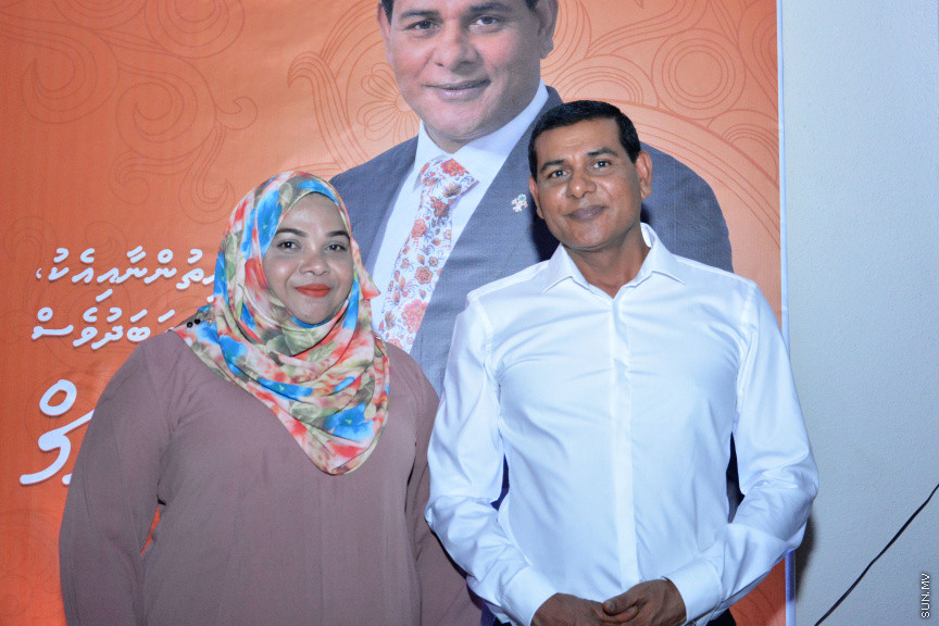 މާލޭގައި ދިރިއުޅޭ މީދޫ ދާއިރާގެ ރައްޔިތުންނާ އެމްޑީއޭގެ ލީޑަރު އަދި ރައްޔިތުން މަޖިލީހުގެ އެ ދާއިރާގެ މިހާރުގެ މެންބަރު އަހްމަދު ސިޔާމް މުހައްމަދު ބައްދަލުކުރެއްވުން -- ސަން ފޮޓޯ/ އަހުމަދު އަވްޝަން އިލްޔާސް