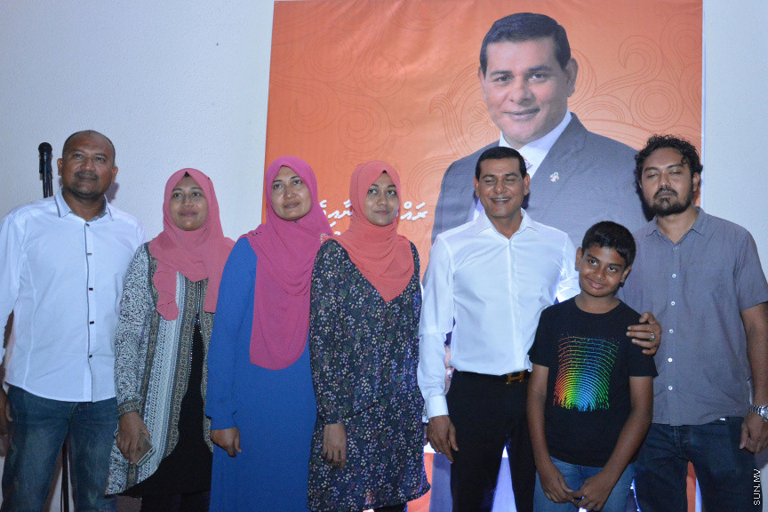 މާލޭގައި ދިރިއުޅޭ މީދޫ ދާއިރާގެ ރައްޔިތުންނާ އެމްޑީއޭގެ ލީޑަރު އަދި ރައްޔިތުން މަޖިލީހުގެ އެ ދާއިރާގެ މިހާރުގެ މެންބަރު އަހްމަދު ސިޔާމް މުހައްމަދު ބައްދަލުކުރެއްވުން -- ސަން ފޮޓޯ/ އަހުމަދު އަވްޝަން އިލްޔާސް