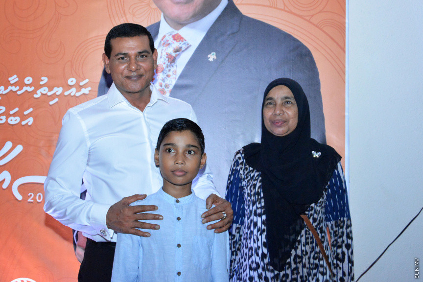 މާލޭގައި ދިރިއުޅޭ މީދޫ ދާއިރާގެ ރައްޔިތުންނާ އެމްޑީއޭގެ ލީޑަރު އަދި ރައްޔިތުން މަޖިލީހުގެ އެ ދާއިރާގެ މިހާރުގެ މެންބަރު އަހްމަދު ސިޔާމް މުހައްމަދު ބައްދަލުކުރެއްވުން -- ސަން ފޮޓޯ/ އަހުމަދު އަވްޝަން އިލްޔާސް