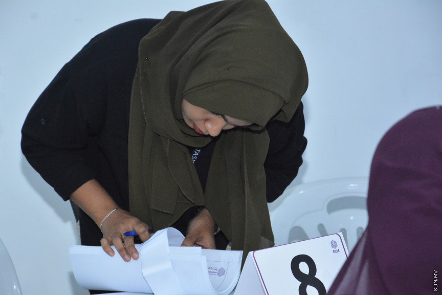 އިލެކްޝަން ކޮމިޝަން ގެ ވޯޓާސް ލިސްޓުގައި ކެޑިޑޭޓުން ސޮއިކުރުން -- ސަން ފޮޓޯ/ އަހުމަދު އަވްޝަން އިލްޔާސް
